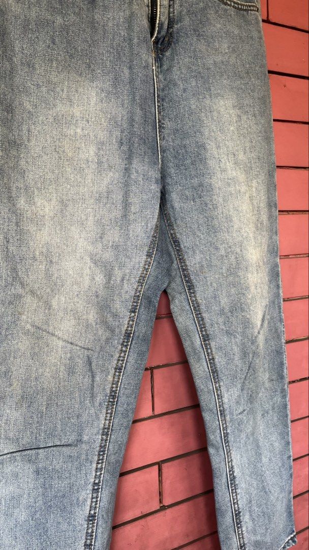 mom jeans (Category: Jeans) located in Quezon City. Submitted by dressingroombylech (Listing ID 1469162630, Image 2). Description: fits 26/27.
