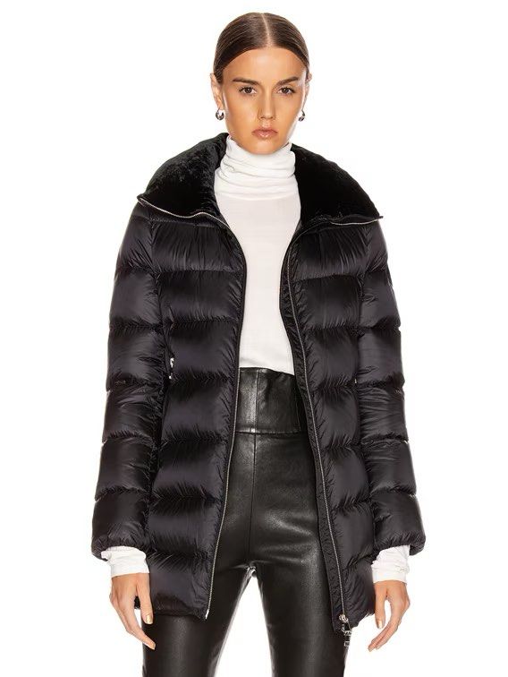 moncler torcol guibbotto (Category: Coats, Jackets and Outerwear) located in Baguio. Submitted by nieldan.2 (Listing ID 1469331512, Image 1). Description: velvet collar puffer coat good as new size 2 large womens.