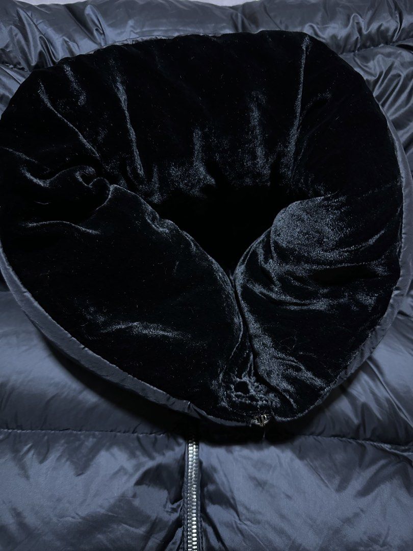 moncler torcol guibbotto (Category: Coats, Jackets and Outerwear) located in Baguio. Submitted by nieldan.2 (Listing ID 1469331512, Image 3). Description: velvet collar puffer coat good as new size 2 large womens.