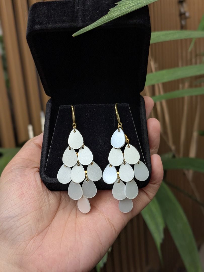 Mother of Pearl Shell Dangle Earrings (Category: Earrings) located in Quezon City. Submitted by nnncorner (Listing ID 1469319122, Image 1). Description: Mother of Pearl Shell Dangle Earrings Korea Made It comes with a box Hypoallergenic 3 inches length Super chic and pretty Perfect for beach OOTD Selling 680.