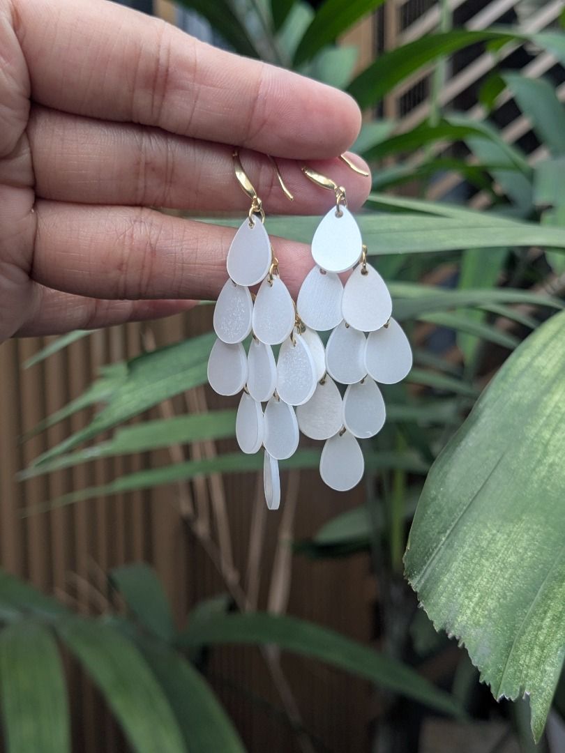 Mother of Pearl Shell Dangle Earrings (Category: Earrings) located in Quezon City. Submitted by nnncorner (Listing ID 1469319122, Image 3). Description: Mother of Pearl Shell Dangle Earrings Korea Made It comes with a box Hypoallergenic 3 inches length Super chic and pretty Perfect for beach OOTD Selling 680.
