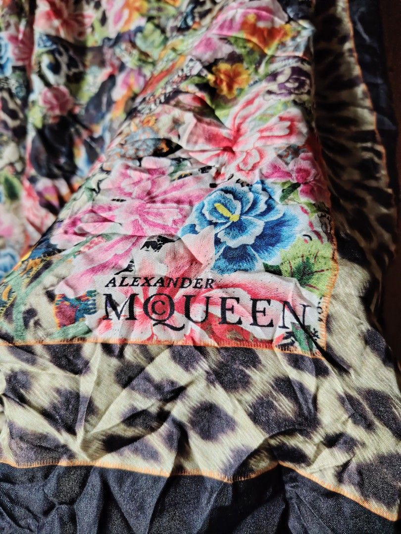 MQUEEN (Category: Scarves) located in Baguio. Submitted by angeloshoppebaguio2600 (Listing ID 1469225322, Image 3). Description: MQUEEN no issue malaki po siya .