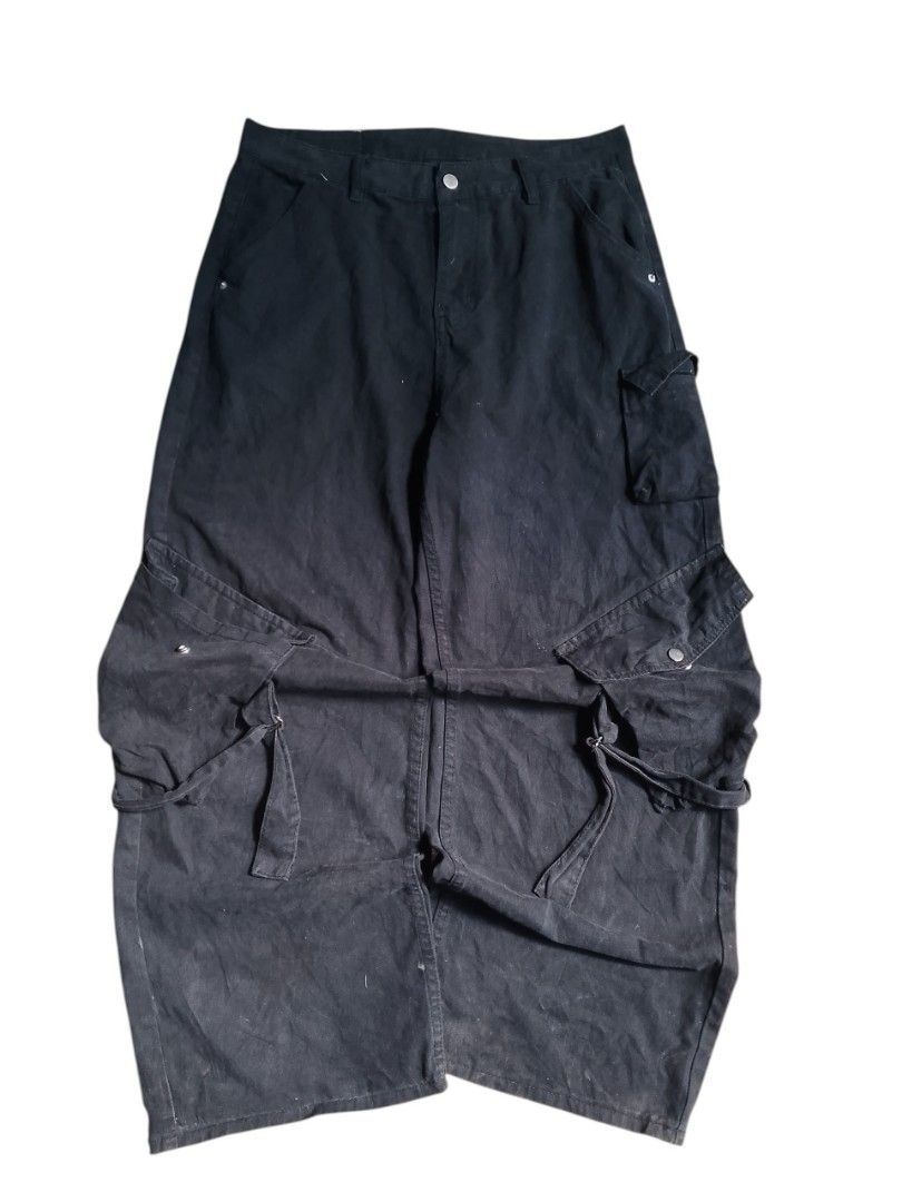 MULTI POCKET (Category: Jeans) located in Manila. Submitted by dmdump1069995 (Listing ID 1469301068, Image 1). Description: 🏷️MASSIVE BLACK MULTI POCKET CARGO PANTS BRAND: NA •waistline: 34 •length: 42 •thigh: 14.5 •leg opening: 11.5 •hard x heavy denim •issue: scratch on hem •need wash •color rate 10/10.