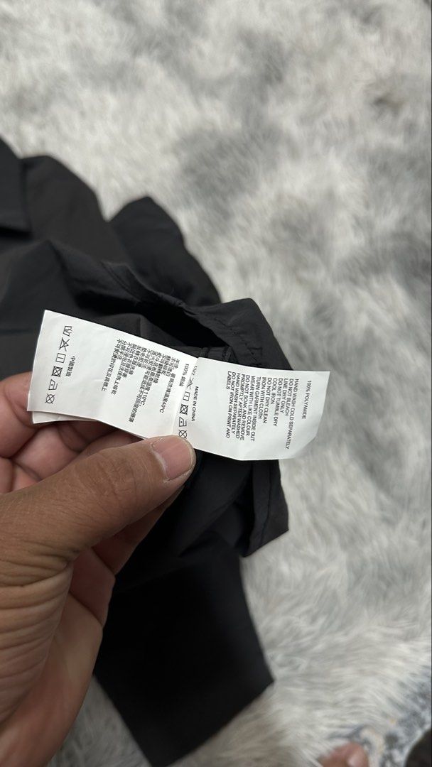 Multiple pocket outdoor polo longsleeve (Category: Coats, Jackets and Outerwear) located in Manila. Submitted by paulovenegaskalakal2020 (Listing ID 1469178659, Image 3). Description: For sale! Kalakal Outdoor polo multiple pocket longsleeve Under g*rden tag Large- 24.5 width x 30 length inches Sleeves- 24 inches Good as new Crispy MINE 2,780 +sf.