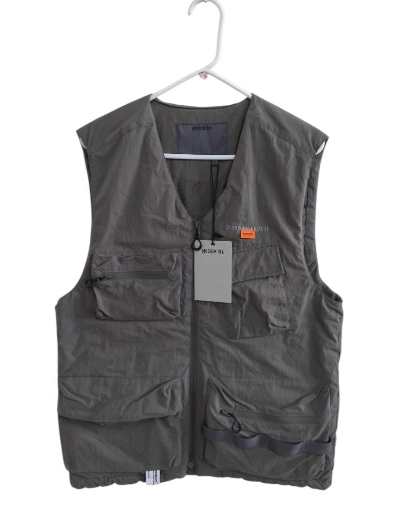 Musium Div. Insulated Muktipocket Utility Vest (Category: Vests) located in Pasig City. Submitted by hustlexcurate (Listing ID 1469200195, Image 1). Description: Musium Div. Insulated Multipocket Utility Vest Size LARGE Dimensions: 22X29.
