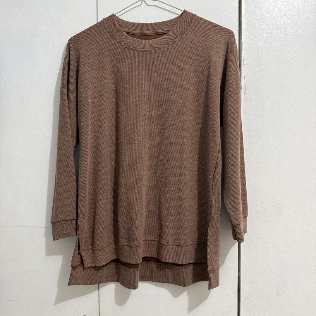Muted Rose Pull-over (Category: Longsleeves) located in Cagayan de Oro. Submitted by bfiona (Listing ID 1469308639, Image 1). Description: Muted rose Soft textured ribbed knit (very comfy) With side slits Best fit for L frames.