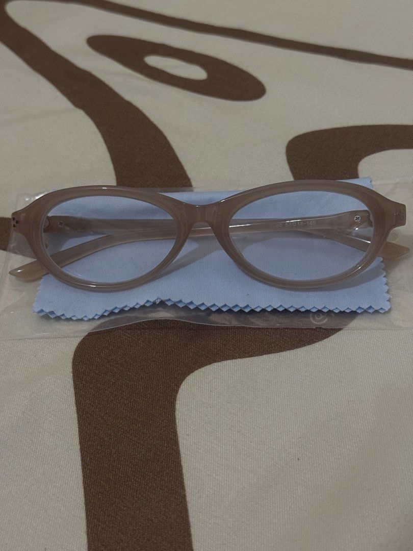 Myopia Eye Glasses with Grade (Category: Sunglasses & Eyewear) located in Paranaque City. Submitted by karlalettss (Listing ID 1469267510, Image 2). Description: — Grade: -2.00.