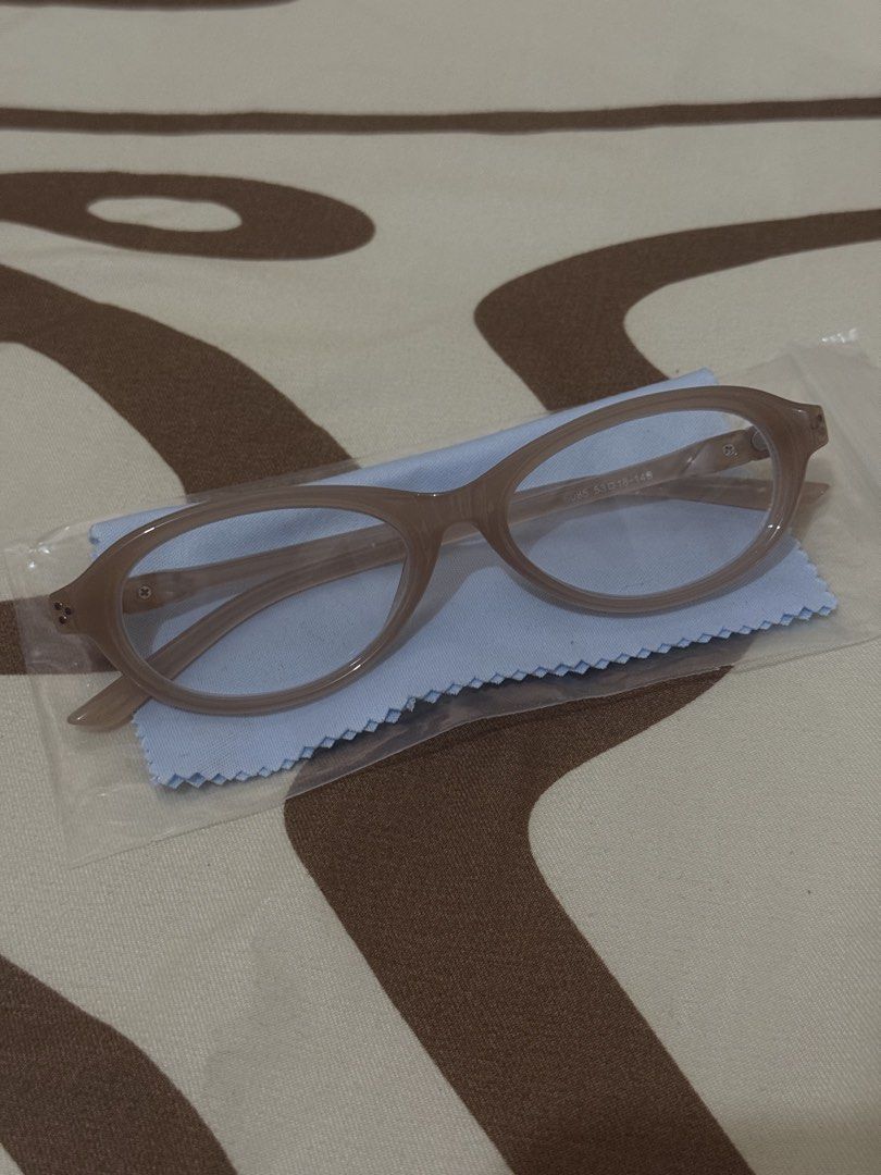 Myopia Eye Glasses with Grade (Category: Sunglasses & Eyewear) located in Paranaque City. Submitted by karlalettss (Listing ID 1469267510, Image 3). Description: — Grade: -2.00.