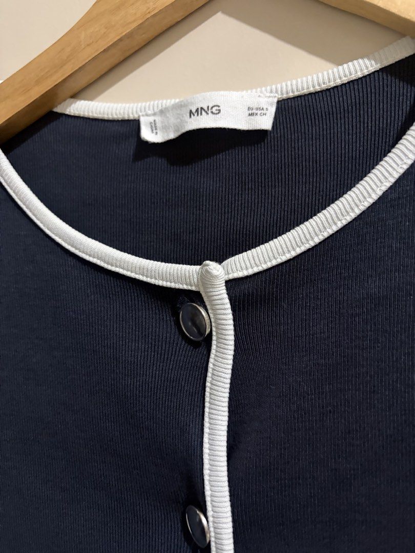 Navy blue and White Top (Category: Blouses) located in Manila. Submitted by chiiisells_ (Listing ID 1469307546, Image 2). Description: .