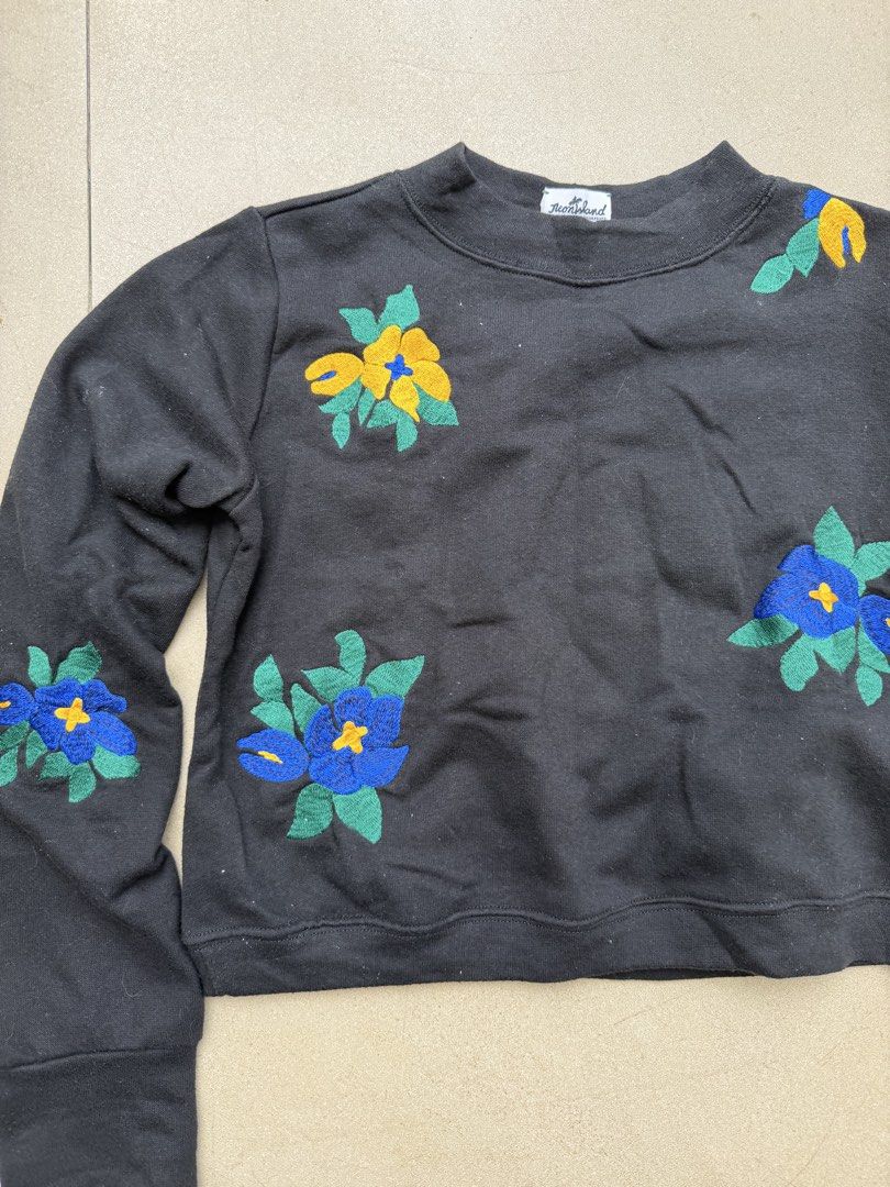 Neon island long sleeve sweater S (Category: Longsleeves) located in Quezon City. Submitted by closet.cha (Listing ID 1469190377, Image 3). Description: Unworn pa actually, natago lang sa closet Good condition Fits s No return no exchange No haggle and low baller offers. No other photos or when worn for flat lays. No Meet-Ups No Cash on Delivery No Pera Padala at the moment. 🖊Please pay on time. No to joy reservers.🖊 *If no when worn photo is p