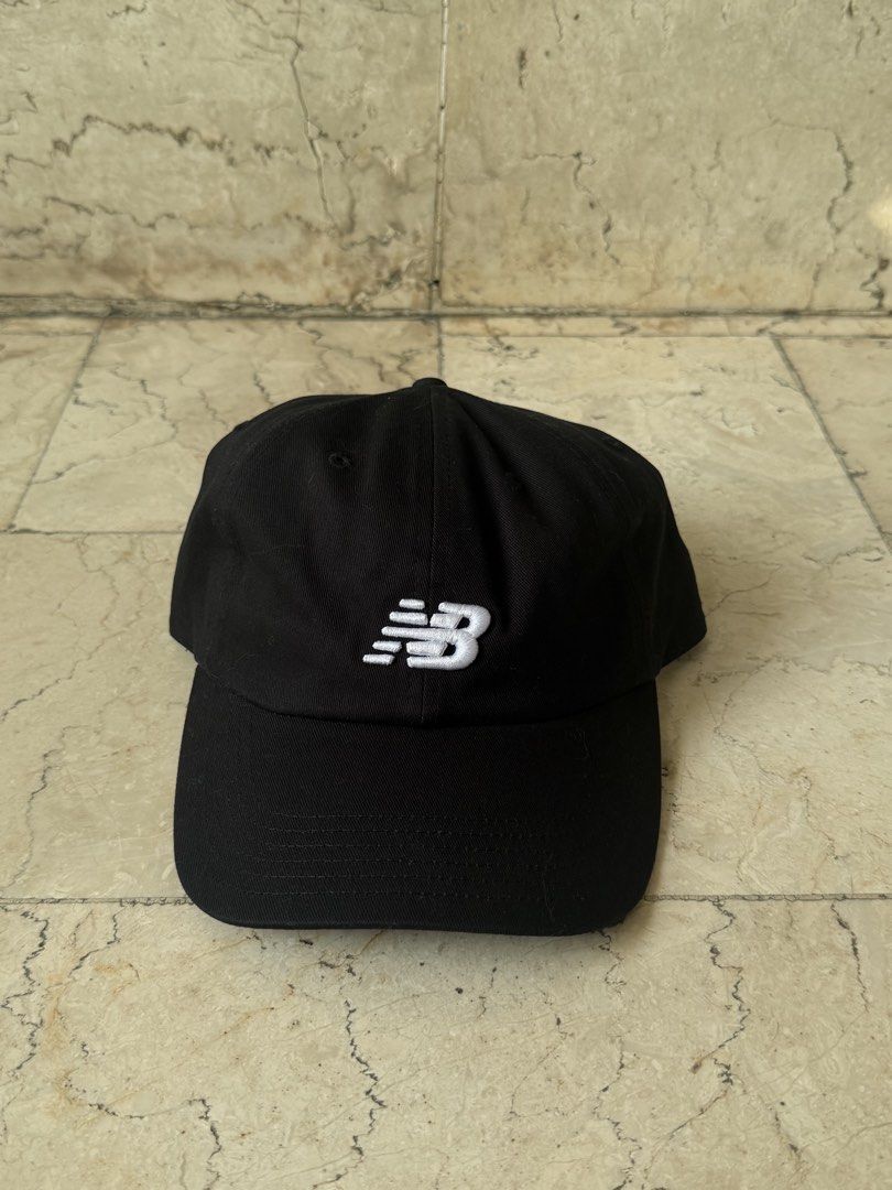 New Balance Black Baseball Cap Hat (Category: Caps & Hats) located in San Pedro. Submitted by moonllax (Listing ID 1469238461, Image 2). Description: - Brand: New Balance - Color: Classic Black with White Embroidered Logo - Condition: Brand New with Tags (BNWT) - Features: Adjustable strap with metallic buckle, branded inner taping - Style: Casual baseball cap / dad hat, perfect for everyday use -authentic🇺🇸🇺🇸🇺🇸.