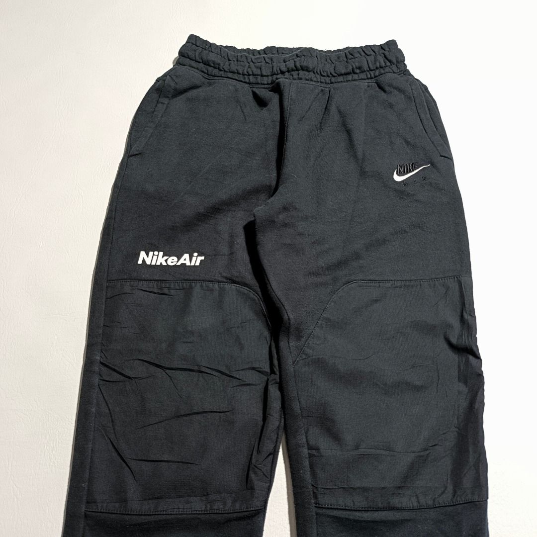 Nike Air Jogger🩶 (Category: Joggers) located in Baguio. Submitted by freshmarket_2600 (Listing ID 1469169162, Image 2). Description: 580+sf Brand: Nike Air Jogger Dimension Size:26-34 Length:38 Thigh:13 Leg opening:5 Condition: Excellent Color rate: 10/10 Color: Black Issue/s: None.