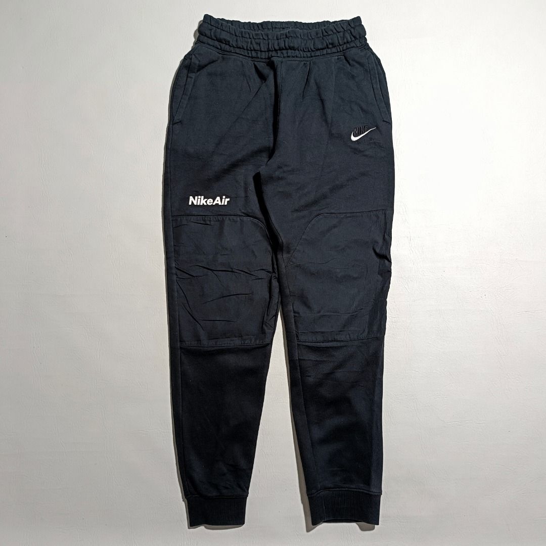 Nike Air Jogger🩶 (Category: Joggers) located in Baguio. Submitted by freshmarket_2600 (Listing ID 1469169162, Image 1). Description: 580+sf Brand: Nike Air Jogger Dimension Size:26-34 Length:38 Thigh:13 Leg opening:5 Condition: Excellent Color rate: 10/10 Color: Black Issue/s: None.
