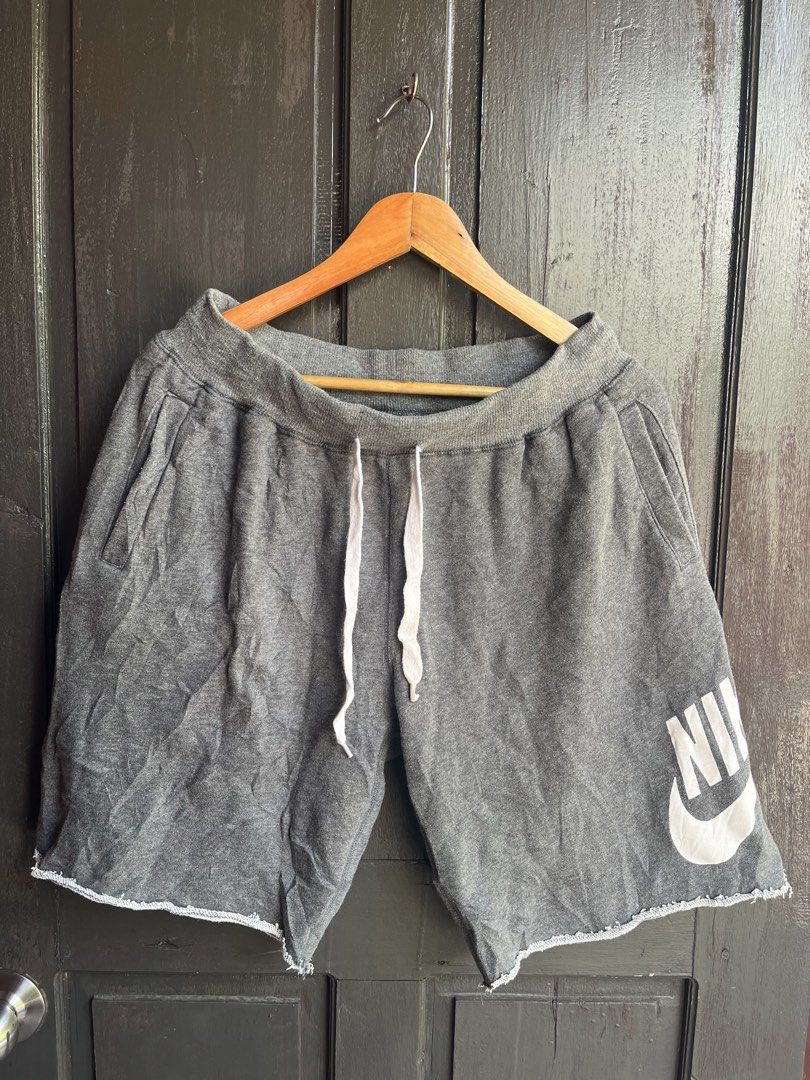NIKE ALUMNI (off) (Category: Shorts) located in Ipil. Submitted by cris_1999_fire (Listing ID 1469196328, Image 2). Description: Nike alumni (off) Waist:32-36 Length:20.5 No issue Excellent.