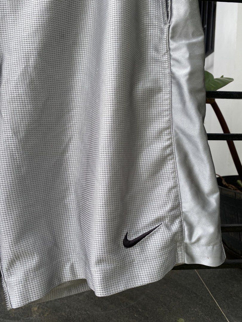 Nike Basketball Shorts Grey Size M (Category: Shorts) located in Roxas City. Submitted by dua-garments23 (Listing ID 1469208262, Image 3). Description: - Brand: Nike Basketball - Size: Medium (Made in Thailand) - Color: Grey with solid side panels - Design: Elastic waistband with textured grid pattern, small black swoosh logo on left hem.