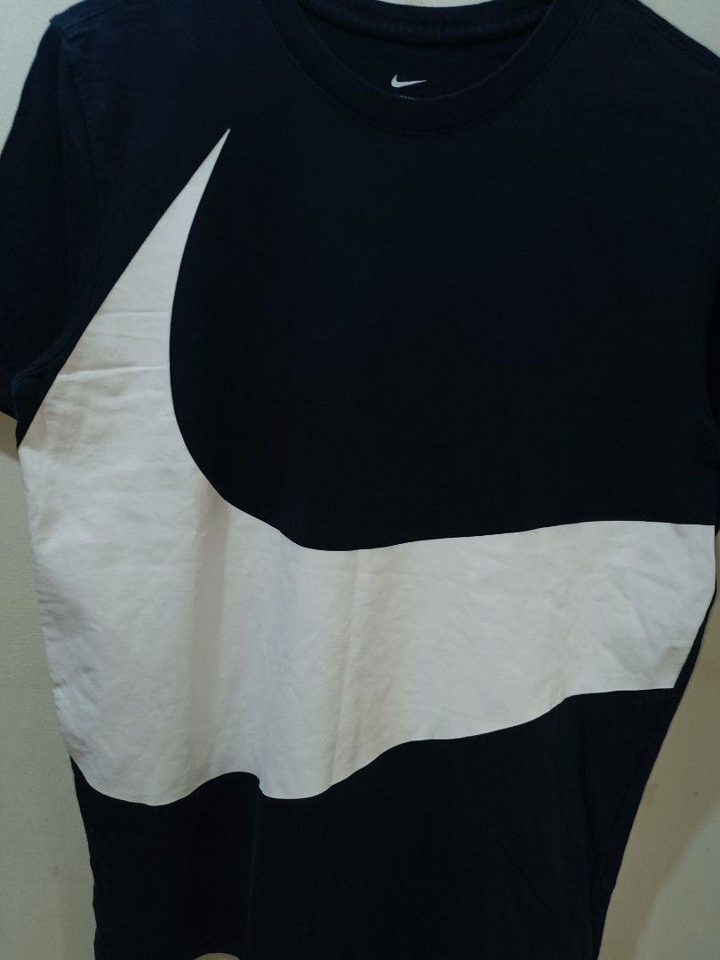 Nike Big Swoosh (Category: Tshirts & Polo Shirts ) located in Makati City. Submitted by ivsseyow03 (Listing ID 1469278932, Image 2). Description: Black Nike t-shirt with a massive white Swoosh graphic across the front. Size medium. Style code AR5192-010 from the SU19 collection. Standard crew neck and short sleeves. Soft cotton material. Clean inside and out. Measurements or extra info available upon request..