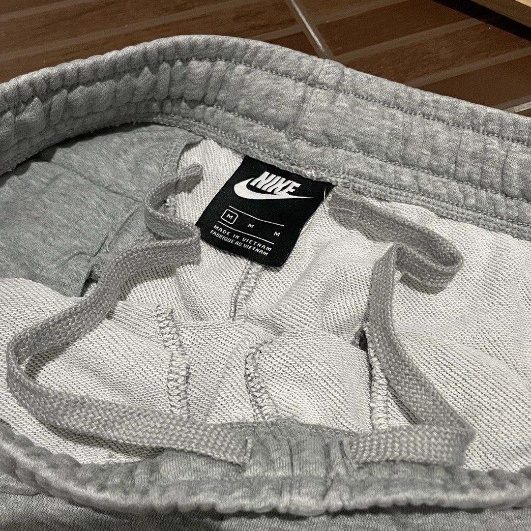 Nike Grey Sweatpants Medium 28-34 x 36.5 (Category: Joggers) located in Porac. Submitted by good.thriftsph (Listing ID 1469162230, Image 2). Description: Nike Grey Sweatpants M on tag 28-34 waist 36.5 length Jogger Type Hem Like New Condition Gcash•JNT•pOrac pampanga.