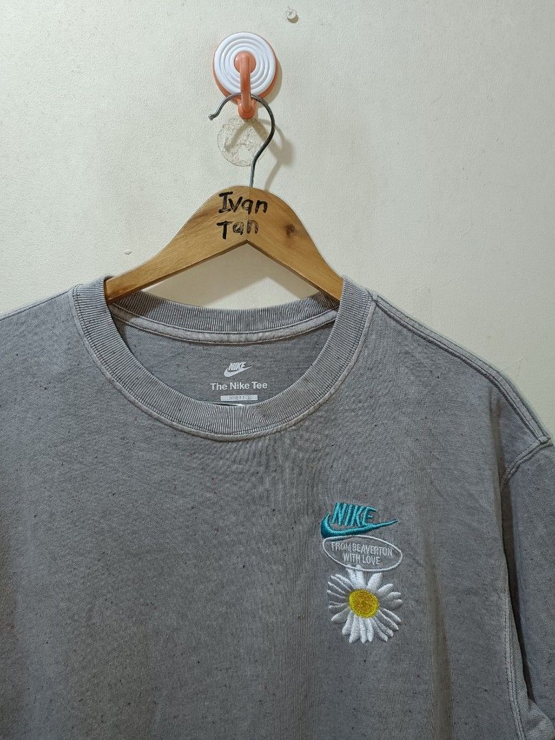 Nike Have A Nike Day Shirt (Category: Tshirts & Polo Shirts ) located in Makati City. Submitted by ivsseyow03 (Listing ID 1469278959, Image 2). Description: Grey speckled cotton t-shirt from Nike. Loose fit style with short sleeves. Chest embroidery includes blue text and a white daisy flower. Back hem features large blue Have A Nike Day text. Inside tag shows style code DM6334-289..