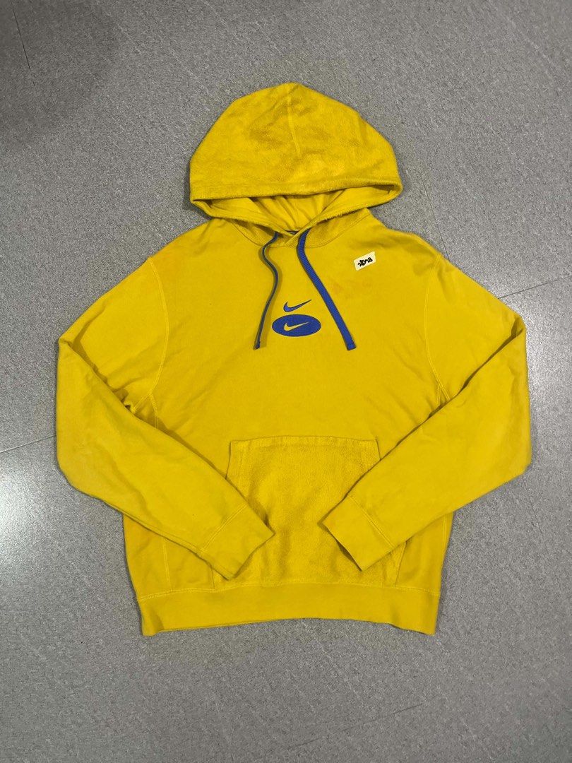 Nike Hoodie (Category: Hoodies) located in Manila. Submitted by thriftniotits (Listing ID 1469295077, Image 1). Description: - Dimensions 23x29 - Issue Need wash - Color rate 9.8/10 - Condition Excellent Condition Pm for more details.
