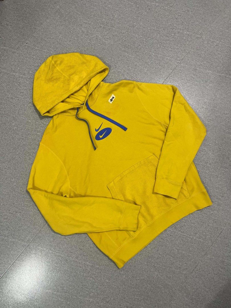 Nike Hoodie (Category: Hoodies) located in Manila. Submitted by thriftniotits (Listing ID 1469295077, Image 2). Description: - Dimensions 23x29 - Issue Need wash - Color rate 9.8/10 - Condition Excellent Condition Pm for more details.