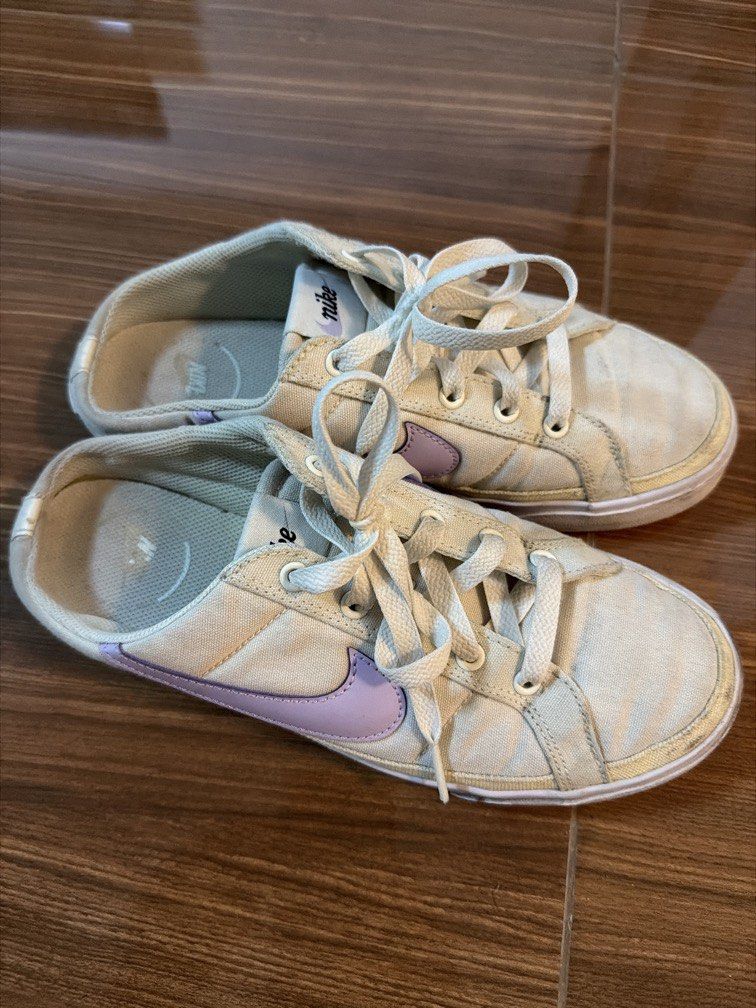 Nike mules (Category: Sneakers) located in Quezon City. Submitted by bloompicks (Listing ID 1469315439, Image 1). Description: No flaws, just needs to be cleaned. .
