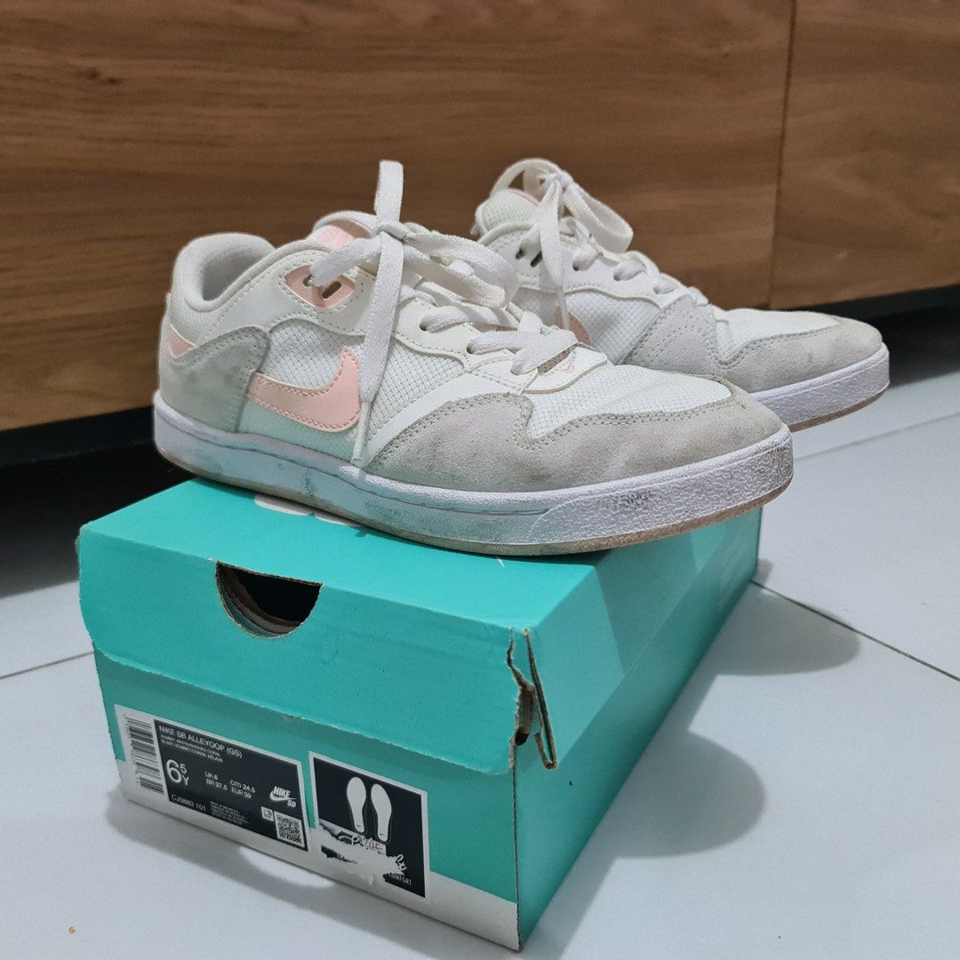 Nike SB Alleyoop (Category: Sneakers) located in Manila. Submitted by kjlayosa (Listing ID 1469331029, Image 3). Description: Selling my Nike SB Alleyoop This is in Kid’s size but fits 7.5 Women Bought this at Nike NLEX. A bit big for me, I am usually a size 7 this will best fit 7.5 women. Used 3-4 times only needs cleaning lang palagi kasing natatapakan ng daughter ko. 😅 With original box, no heel drug with Nike sticker. RFS: too big for me, de