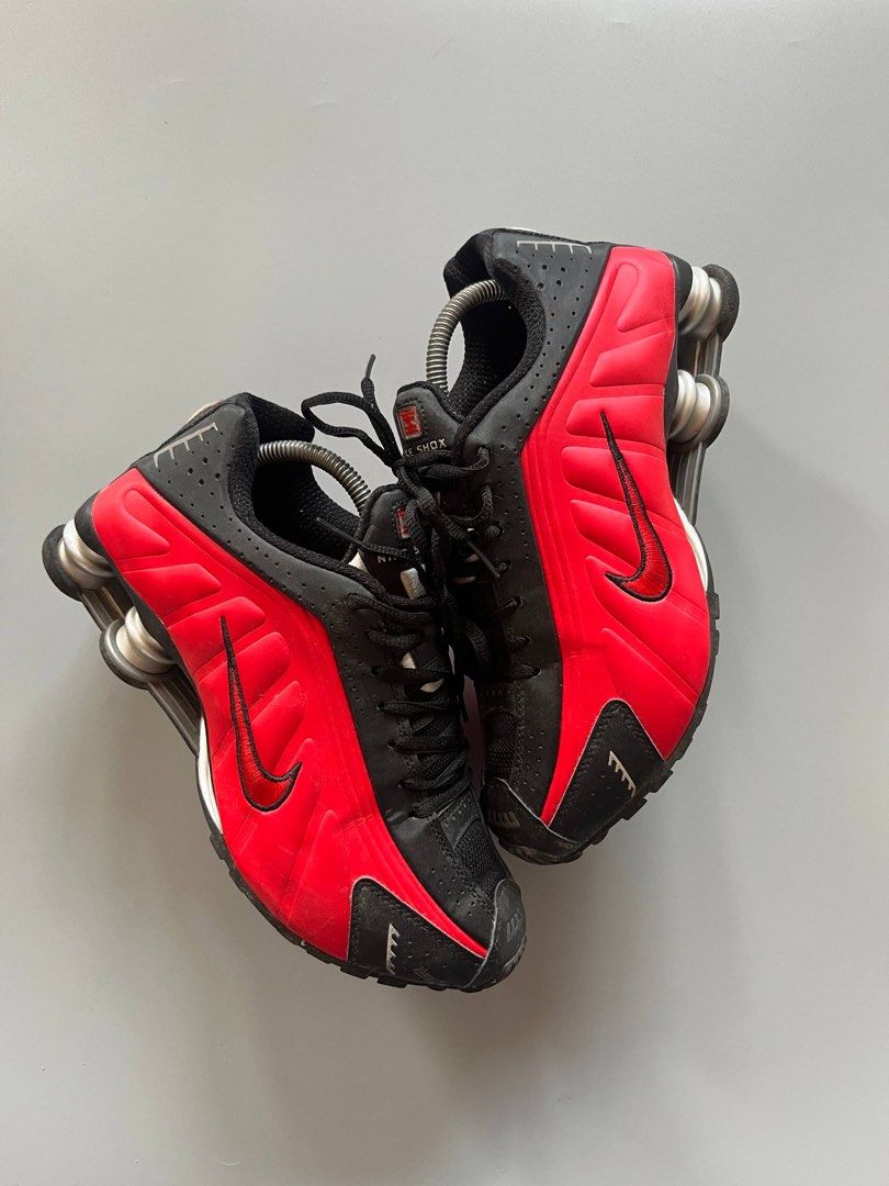 NIKE SHOX R4 UNIVERSITY RED (9US) (Category: Sneakers) located in Baguio. Submitted by grabUrPairs (Listing ID 1469273805, Image 3). Description: EXCELLENT SIGNS OF USAGE 9US/27CM PAIR ONLY .