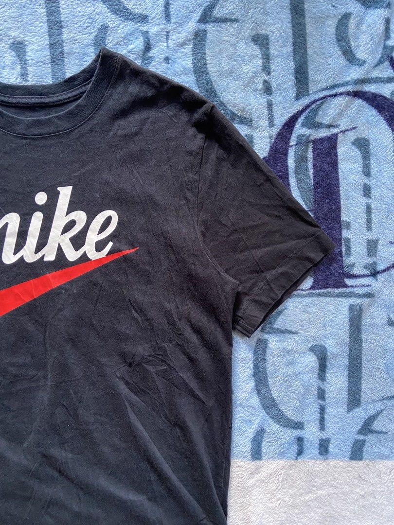 NIKE SPORTSWEAR LARGE LOGO TSHIRT (Category: Tshirts & Polo Shirts ) located in Davao. Submitted by re.wornn (Listing ID 1469218562, Image 2). Description: •LARGE W18 L27 •COLOR RATE:9/10 •EXCELLENT CONDITION 🏷️350 ADD SHIP 📩DM.