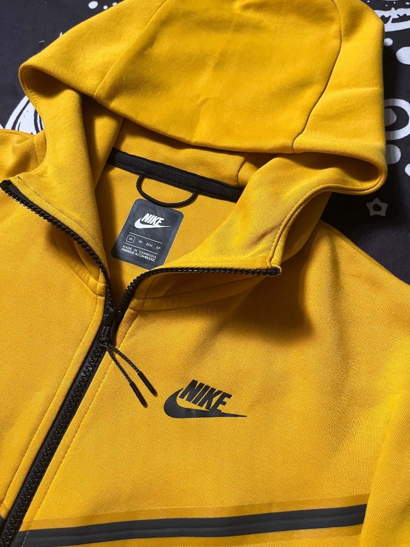 Nike Sportswear Techfleece (Category: Activewear) located in Manila. Submitted by joshua_varona11 (Listing ID 1469195871, Image 2). Description: Nike Sportswear Techfleece - Size: Small to Medium - Dimension: 21W x 27L - Good as new - No issue - Authentic 💯 - Complete tags ✅ DM if interested.