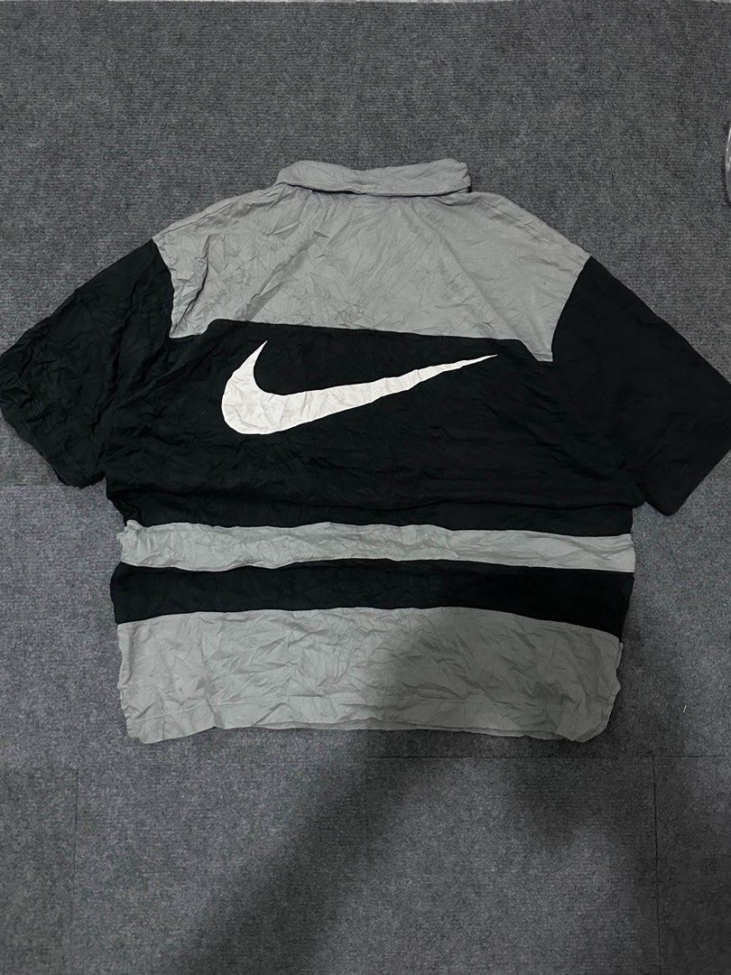 nike swoosh poloshirt (Category: Tshirts & Polo Shirts ) located in Manila. Submitted by owjayy01 (Listing ID 1469275631, Image 3). Description: Nike - Sportswear Swoosh Logo Printing Contrasting Colors Loose Polo Shirt Black measurement: •29 length 23.5 width excellent condition issue: none .