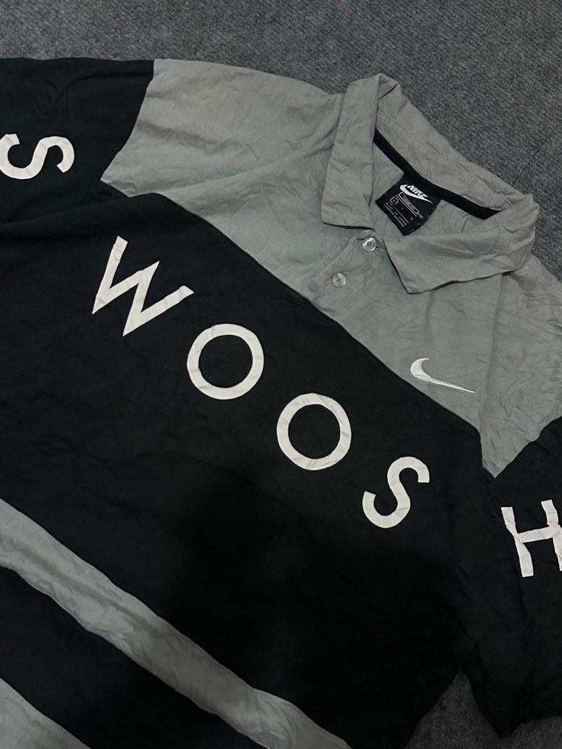 nike swoosh poloshirt (Category: Tshirts & Polo Shirts ) located in Manila. Submitted by owjayy01 (Listing ID 1469275631, Image 2). Description: Nike - Sportswear Swoosh Logo Printing Contrasting Colors Loose Polo Shirt Black measurement: •29 length 23.5 width excellent condition issue: none .