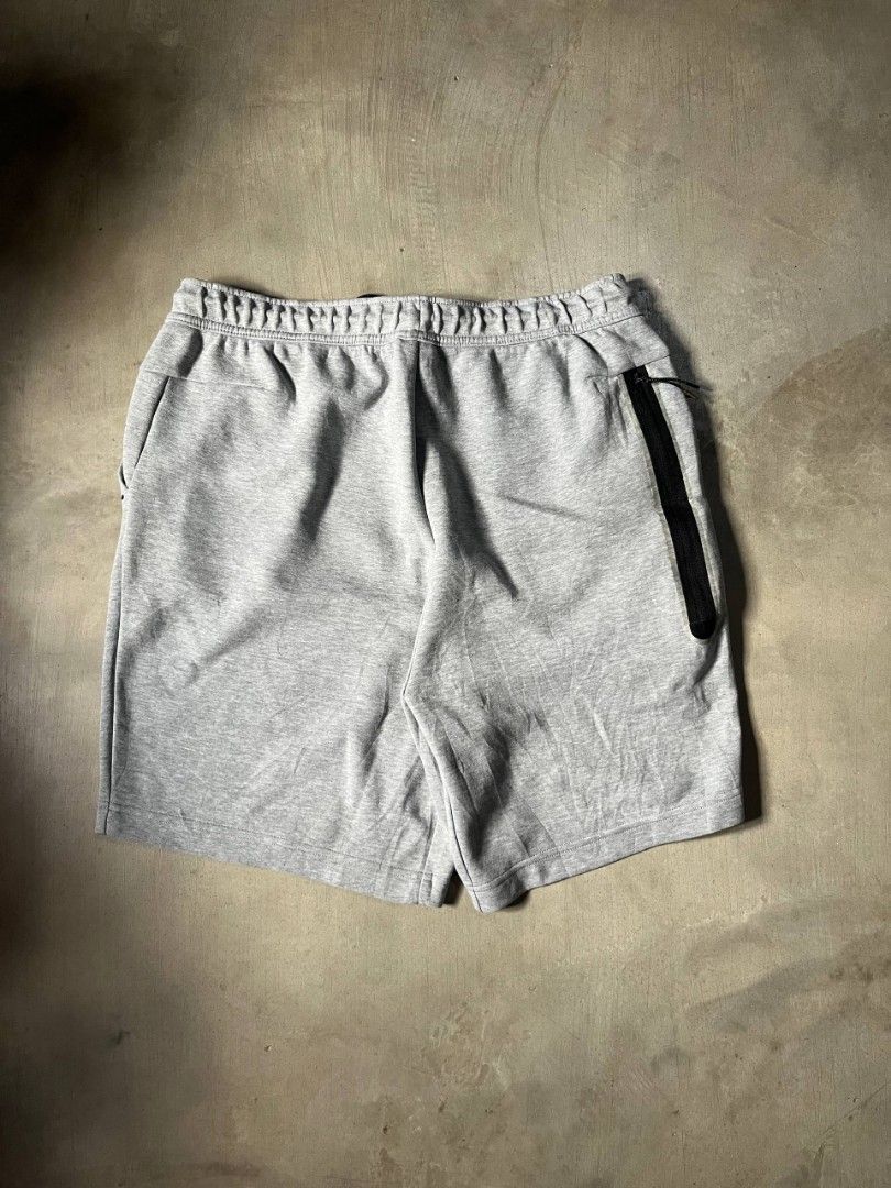 NIKE TECH FLEECE (Category: Shorts) located in Polangui. Submitted by jamessaintlaurent (Listing ID 1469192450, Image 3). Description: W: 34-38 L: 20 NO ISSUE GOOD CONDITION.