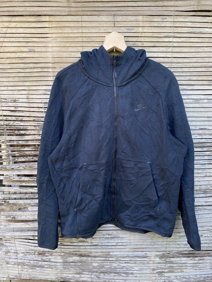 NIKE Tech Fleece (Category: Coats, Jackets and Outerwear) located in Malaybalay. Submitted by hawoold (Listing ID 1469330447, Image 1). Description: 23 by 26.5.