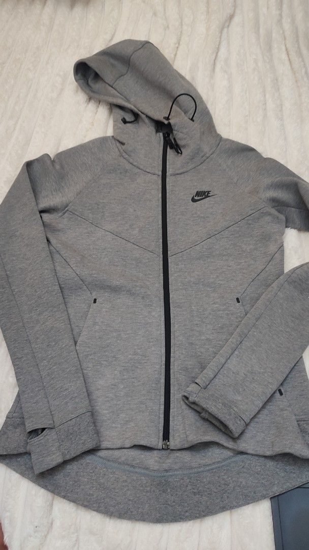 Nike Tech Fleece Full-Zip Grey Hoodie (Category: Coats, Jackets and Outerwear) located in Manila. Submitted by anez06 (Listing ID 1469331846, Image 2). Description: - Authentic Grey Nike Tech Fleece full-zip hoodie - Contrast black zipper and drawstrings - Iconic chevron chest seam design - Practical thumbholes on cuffs - Secure side pockets with bonded tape detail - High collar with cozy scuba hood - Perfect for daily casual wear and streetwear 