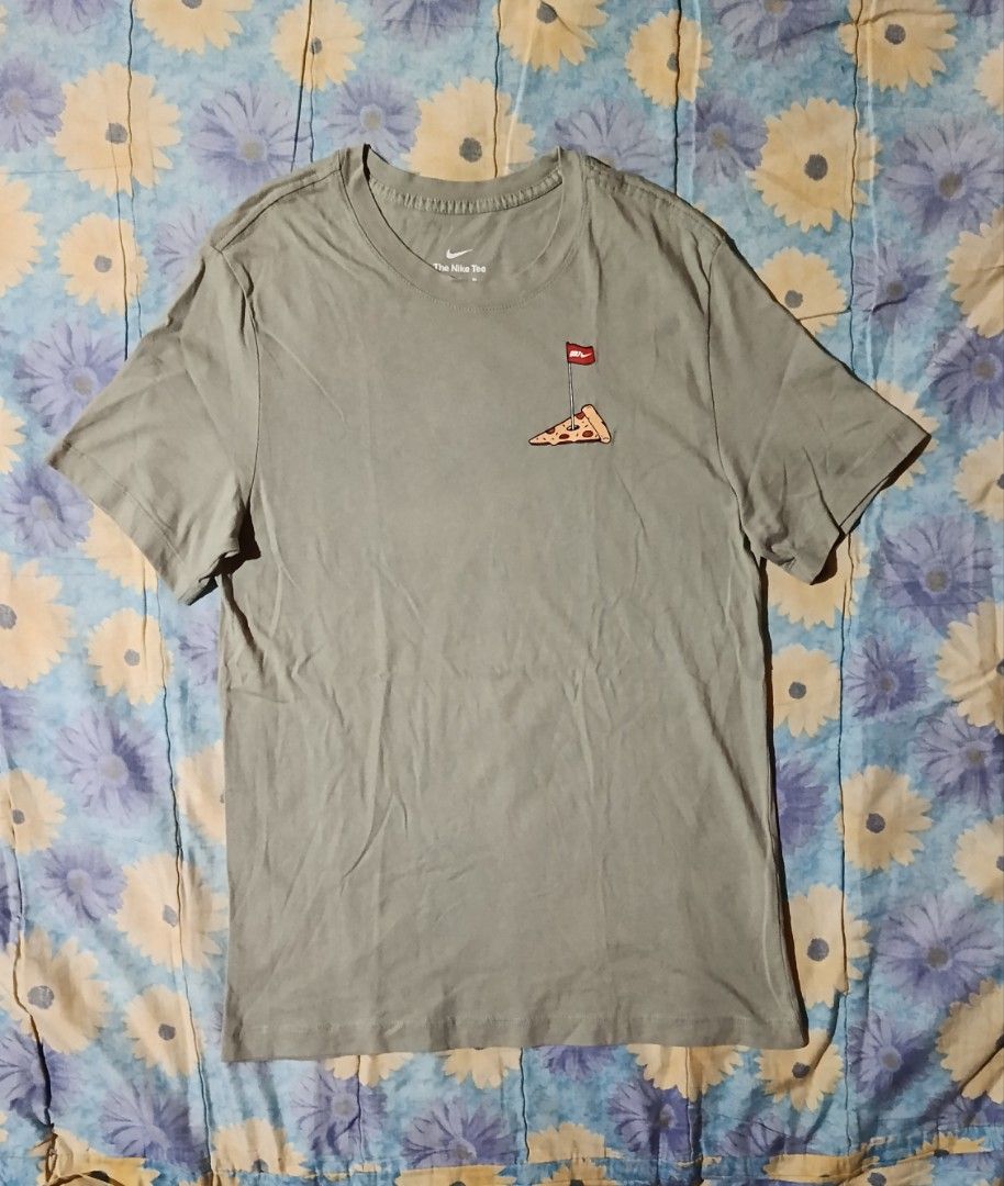 Nike T-shirt (Category: Tshirts & Polo Shirts ) located in Veruela. Submitted by zachysthrift05 (Listing ID 1469299692, Image 1). Description: Dimes: 20.5 x 28 Excellent Condition No Issues CR: 9.8/10.