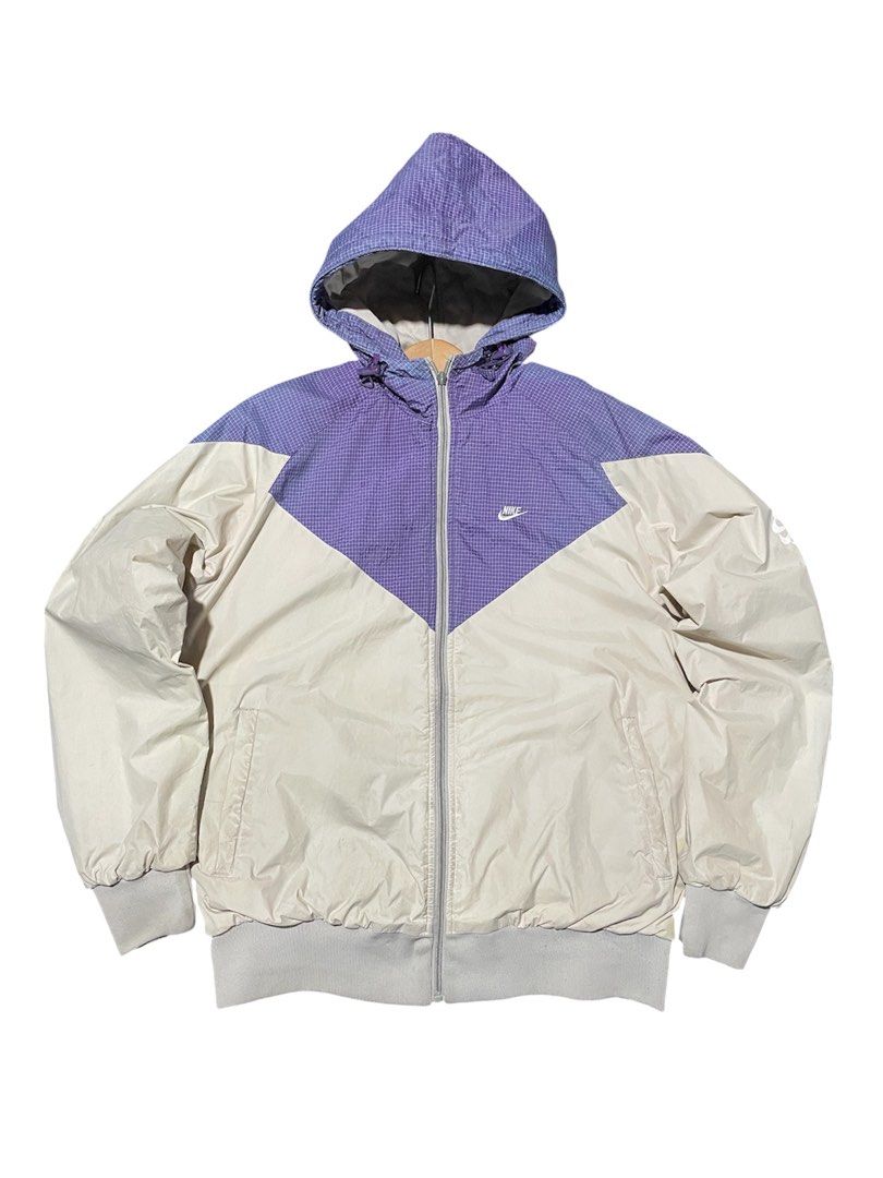 Nike Vintage Reversible Jacket (Category: Coats, Jackets and Outerwear) located in Munoz. Submitted by bb_jimbo0 (Listing ID 1469281558, Image 1). Description: As new Reversible vintage jacket Size xl.