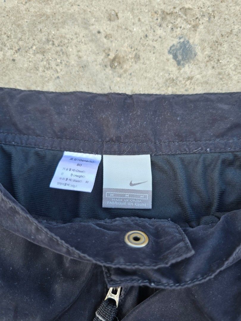 Nike Vintage Y2K Shorts (Category: Shorts) located in Bacolod City. Submitted by new_eddecatoria (Listing ID 1469213013, Image 3). Description: medium on tag size 28-32 length 19' leg opening 10' excellent condition no issue.
