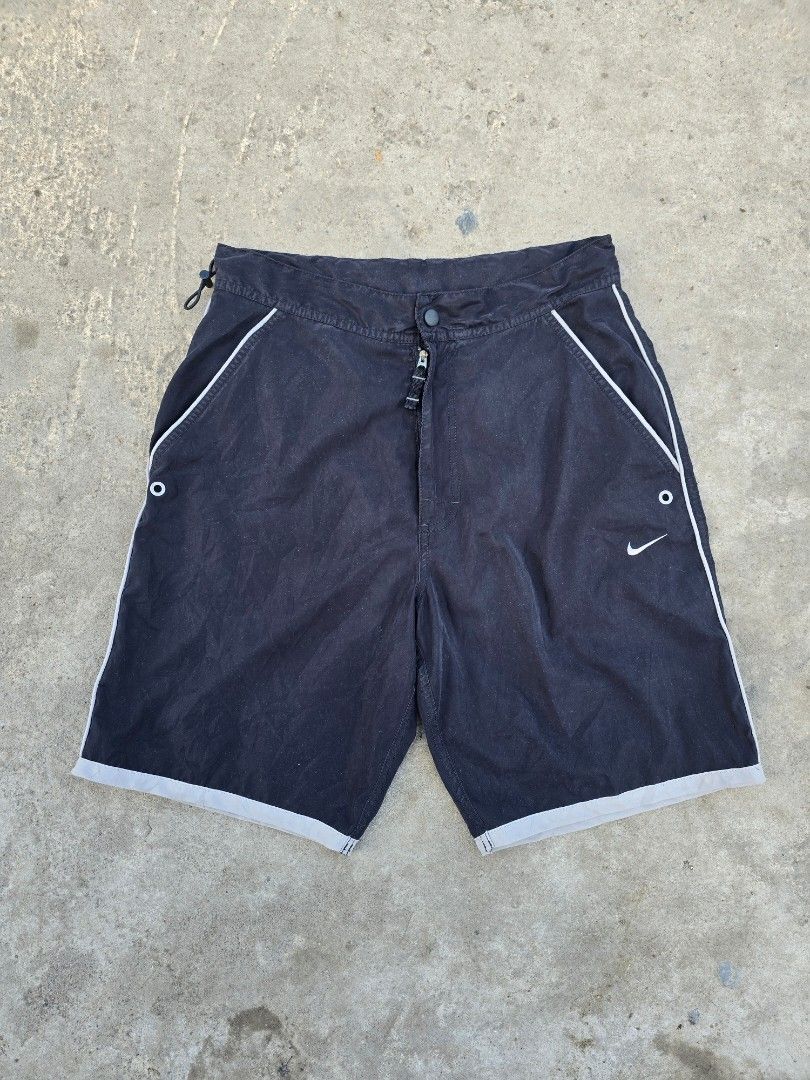 Nike Vintage Y2K Shorts (Category: Shorts) located in Bacolod City. Submitted by new_eddecatoria (Listing ID 1469213013, Image 1). Description: medium on tag size 28-32 length 19' leg opening 10' excellent condition no issue.