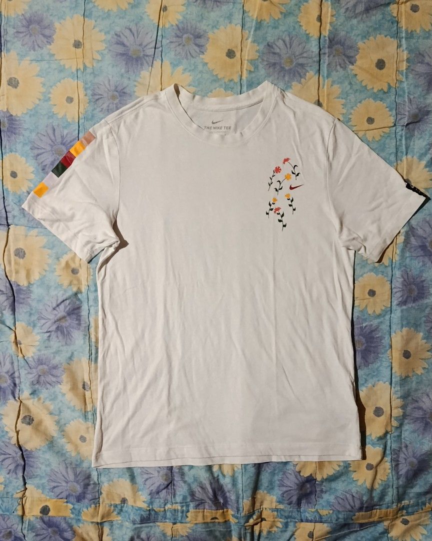 Nike White T-shirt (Category: Tshirts & Polo Shirts ) located in Veruela. Submitted by zachysthrift05 (Listing ID 1469302387, Image 1). Description: Dimes: 20.5 x 27 Excellent Condition No Issues CR: 9.8/10.