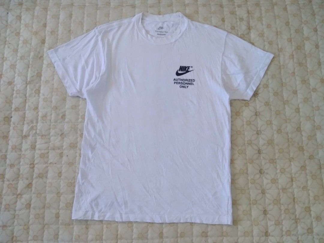 Nike White T-shirt Small (Category: Tshirts & Polo Shirts ) located in Zamboanga. Submitted by nurbya898048 (Listing ID 1469205291, Image 2). Description: Size small on tag Width 19.5 Length 26.5 White color way In good condition Check all photos for details 400+shipping fee.
