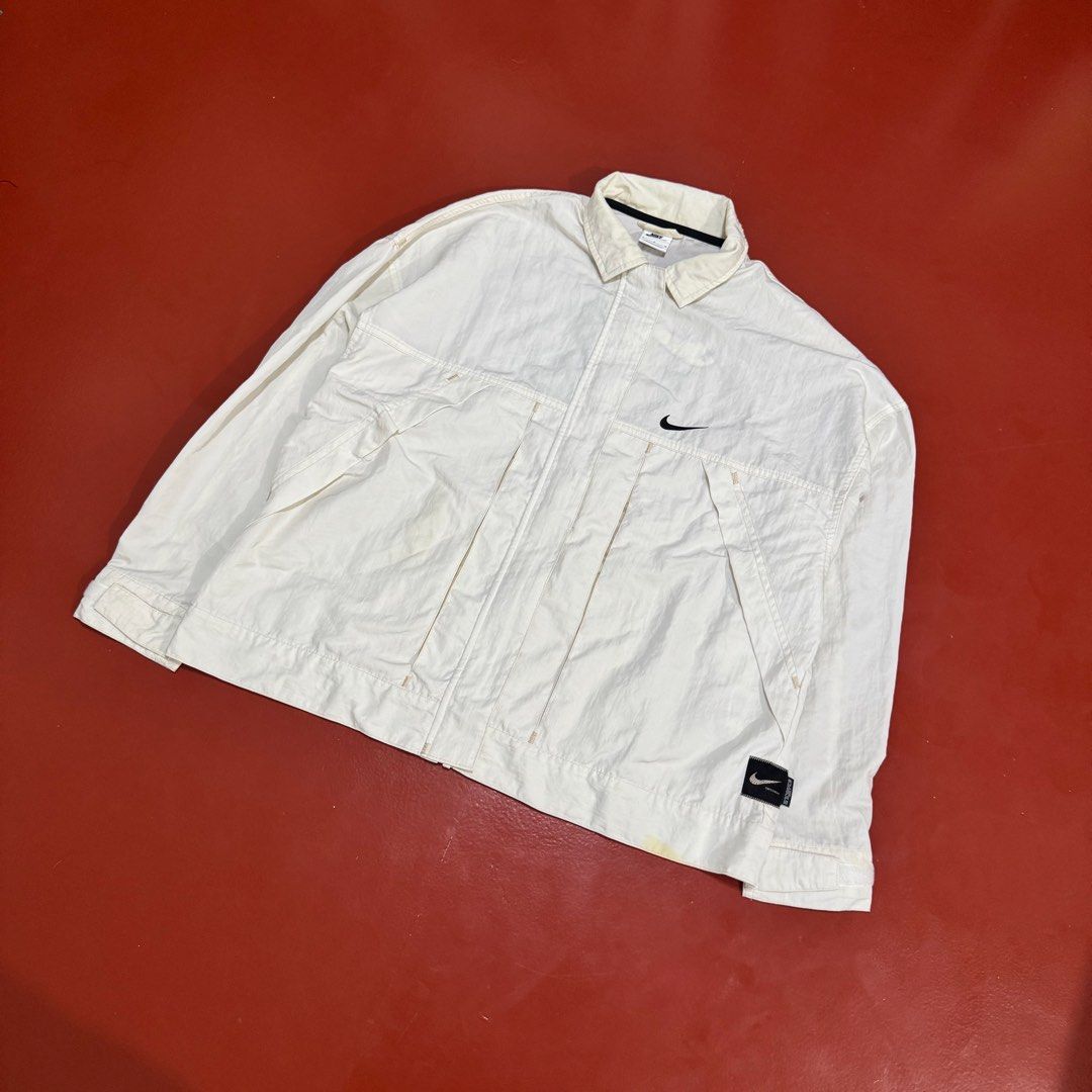 NIKE WOVEN SWOOSH JACKET (Category: Coats, Jackets and Outerwear) located in Pasig City. Submitted by buzzthrifty (Listing ID 1469337246, Image 3). Description: SIZE M ON TAG OVERSIZED FIT BEST FIT L-XL 24x26 EXCELLENT CONDITION NEEDS WASH ONLY .