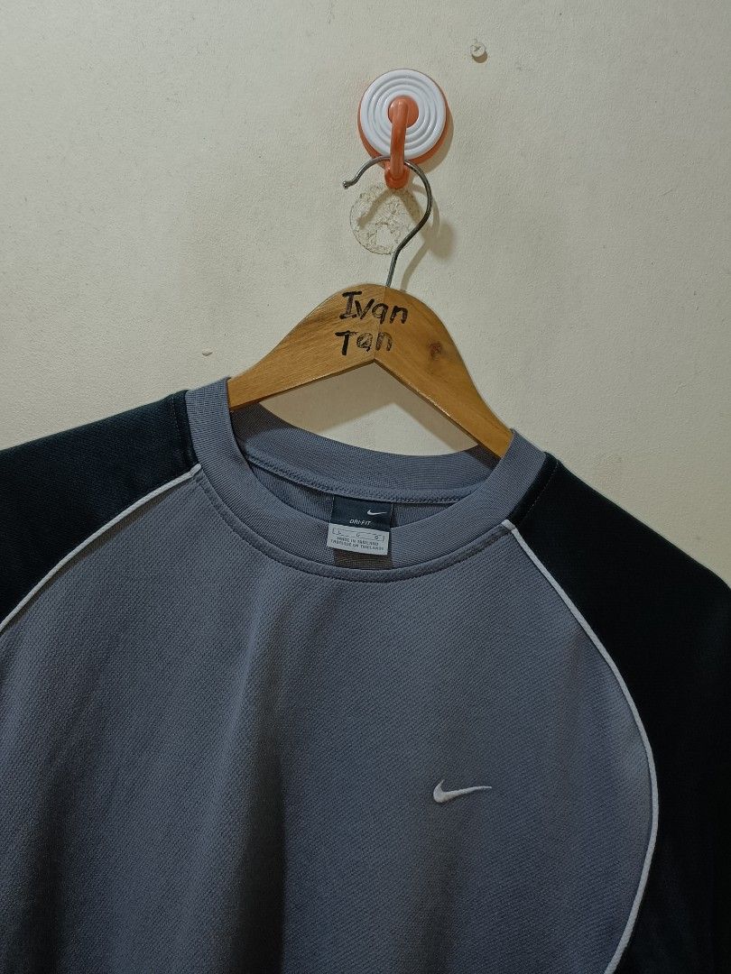 Nike Y2K Shirt (Category: Activewear) located in Makati City. Submitted by ivsseyow03 (Listing ID 1469278955, Image 2). Description: Nike athletic t-shirt in grey and black. Short sleeves with a crew neck style. Dri-FIT technology fabric keeps you dry during workouts. Small swoosh logo embroidered on the chest. Size Large tag inside the collar. Regular fit for training or casual wear..