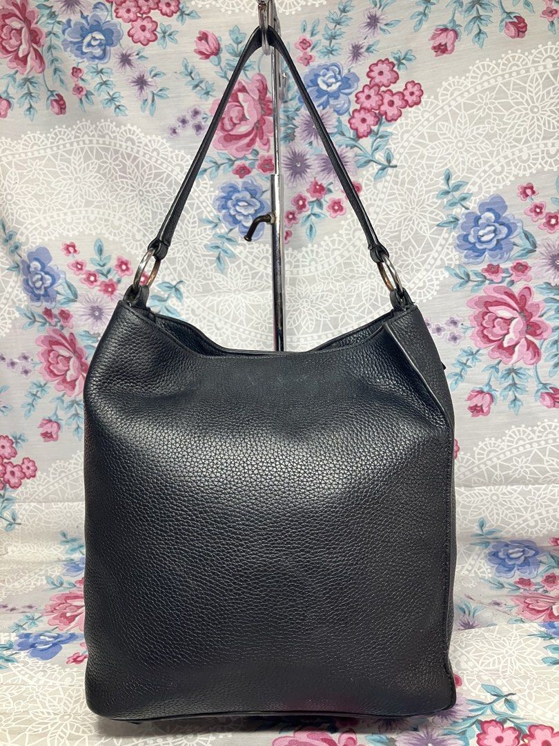 NINE WEST BLACK PEBBLED LEATHER HOBO BAG (Category: Tote Bags) located in General Mariano Alvarez. Submitted by adonid (Listing ID 1469180188, Image 2). Description: NINE WEST BLACK PEBBLED LEATHER HOBO BAG GOOD CONDITION NORMAL SIGN OF USAGE ONLY.