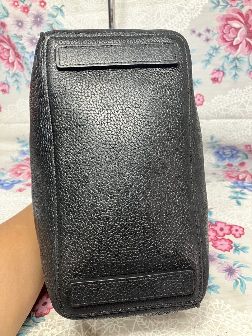 NINE WEST BLACK PEBBLED LEATHER HOBO BAG (Category: Tote Bags) located in General Mariano Alvarez. Submitted by adonid (Listing ID 1469180188, Image 3). Description: NINE WEST BLACK PEBBLED LEATHER HOBO BAG GOOD CONDITION NORMAL SIGN OF USAGE ONLY.