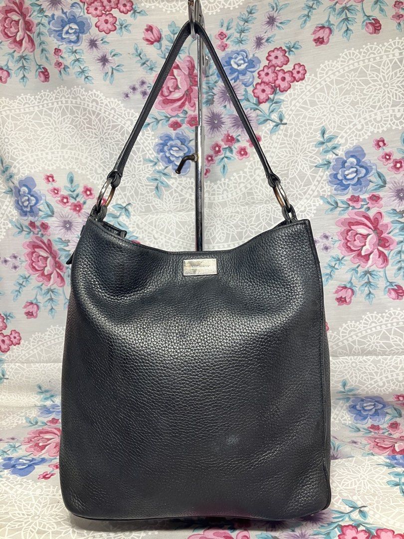 NINE WEST BLACK PEBBLED LEATHER HOBO BAG (Category: Tote Bags) located in General Mariano Alvarez. Submitted by adonid (Listing ID 1469180188, Image 1). Description: NINE WEST BLACK PEBBLED LEATHER HOBO BAG GOOD CONDITION NORMAL SIGN OF USAGE ONLY.