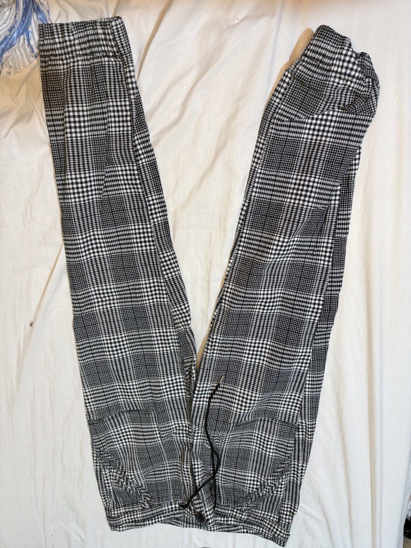 No Boundaries Black and White Houndstooth Pants (Category: Trousers) located in Manila. Submitted by thriftwithgem (Listing ID 1469253503, Image 1). Description: - Trendy black and white houndstooth pattern - Adjustable drawstring waist for a custom fit - Soft and eco-friendly material made from recycled polyester yarns - Flattering straight leg cut - Size Medium (fits US 7 to 9) - Versatile style for casual wear or going out.
