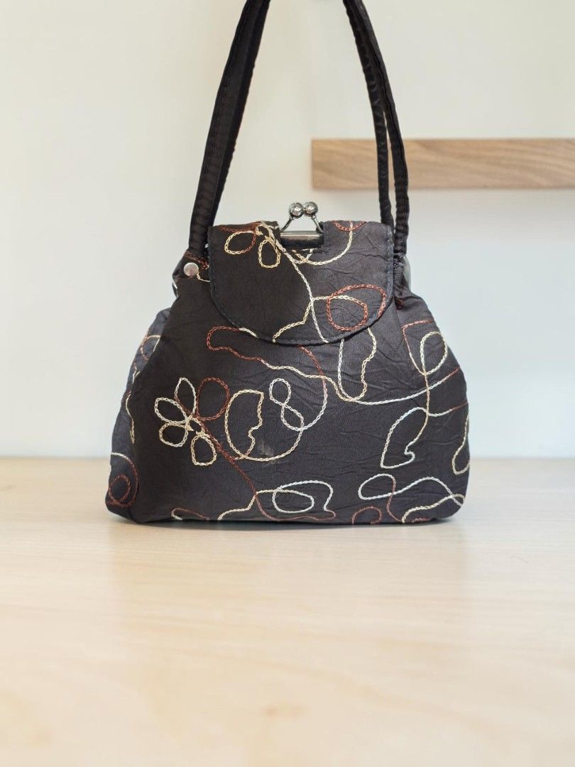 NYLON EMBROIDERED KISSLOCK PURSE (Category: Purses & Pouches) located in Las Pinas. Submitted by annachiaonair2037 (Listing ID 1469262002, Image 1). Description: NYLON EMBROIDERED KISSLOCK PURSE FROM JAPAN RARE STYLE OF KISSLOCK PERFECT FOR TEENS CAN BE WORN AS SHOULDER OR JUST HANDBAG.