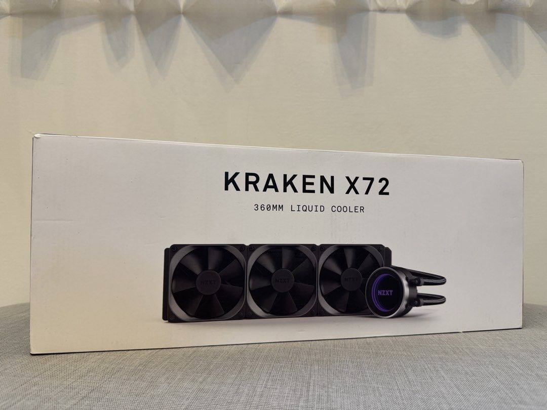 由 hsiangcih1215 (刊登 ID 1469247795，圖片 1) 提交，位於 新北市 (New Taipei) 的 NZXT 恩傑 Kraken X72 360mm 一體式 水冷✨經典無限鏡面 (類別：電腦周邊產品)，說明：｜高顏值海妖水冷，升級換下｜ ｜已自行更換利民風扇，效果更好｜ ｜外觀保持良好，含原廠盒裝｜ 知名大廠 NZXT 恩傑的 Kraken X72 360mm 水冷散熱器，冷頭擁有非常帥氣的「無限鏡面 RGB 燈效」，裝在機殼裡視覺效果極佳！ 💦 商品規格與內容物： 🔹 廠牌型號：NZXT Kraken X72 (360mm) 🔹 盒裝配件：含原廠外盒、水冷本體、利民120mm散熱風扇 x 3 顆、各式線材（以照片實際內容物為主）。 🔹 特色功能：可透過 NZXT CAM 軟體自由控制冷頭的 RGB 燈光顏色與效果。 【交易方式】 📍 面交地點：新北面交 【面交須知】 現場確認商品後，請以「轉帳」付款（不收現金）以留存紀錄，謝謝配合！🙏 📦 寄