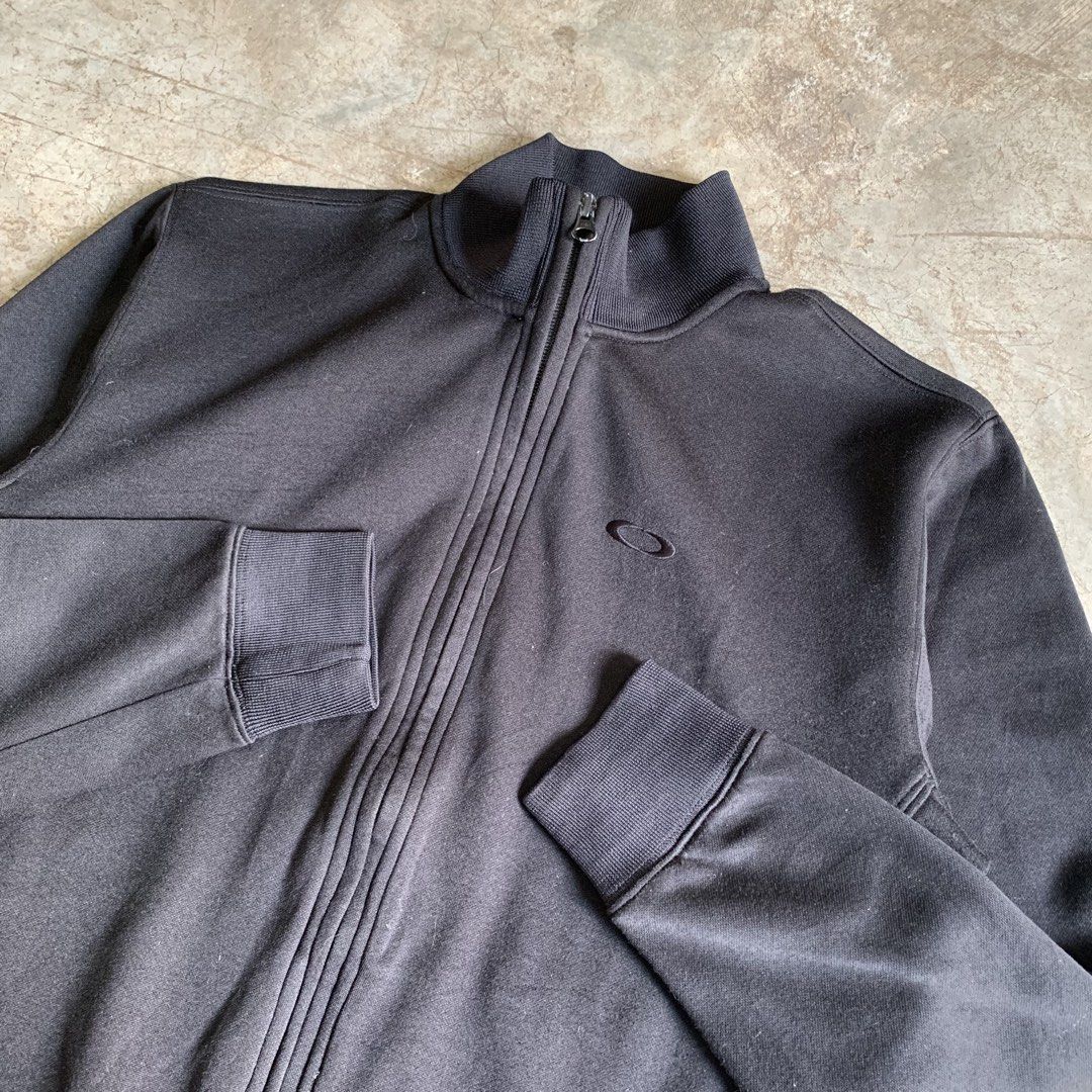Oakley Black Full Zip Track Jacket (Category: Coats, Jackets and Outerwear) located in Manila. Submitted by emplysthrift. (Listing ID 1469273303, Image 3). Description: Oakley Black Full Zip Track Jacket Width "22 Length "25 Excellent Condition Colorrate: 9.8/10 (not fade sa sinag lang po yan ng araw) Flaws: none Unli vouchers/vc for safe transactions 📲 Location: Laspinas City, Metro Manila, Brngy Talon Uno. 📍 DM IF INTERESTED📥 - Brand: Oakley