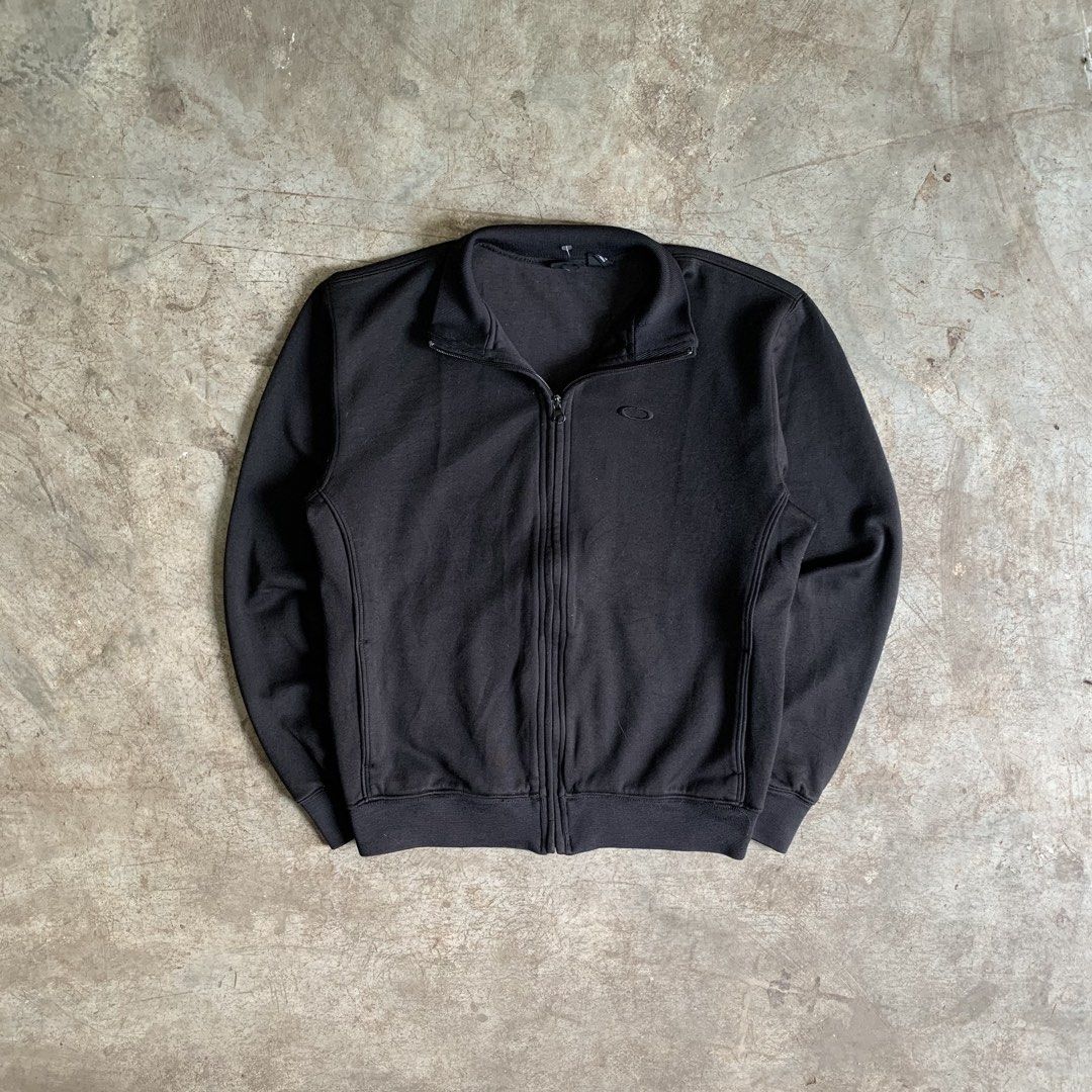 Oakley Black Full Zip Track Jacket (Category: Coats, Jackets and Outerwear) located in Manila. Submitted by emplysthrift. (Listing ID 1469273303, Image 1). Description: Oakley Black Full Zip Track Jacket Width "22 Length "25 Excellent Condition Colorrate: 9.8/10 (not fade sa sinag lang po yan ng araw) Flaws: none Unli vouchers/vc for safe transactions 📲 Location: Laspinas City, Metro Manila, Brngy Talon Uno. 📍 DM IF INTERESTED📥 - Brand: Oakley